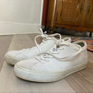 Machine washable white sneakers